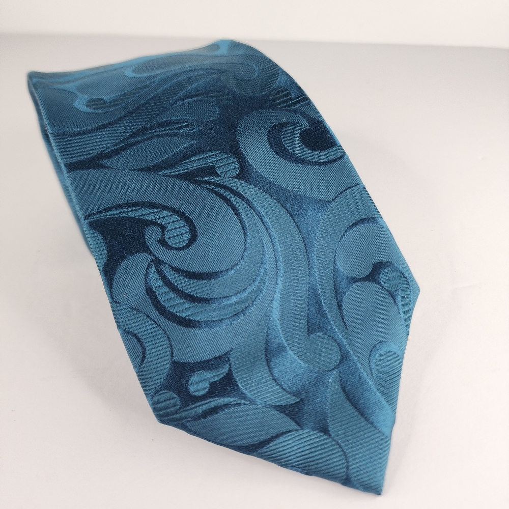 PERRY ELLIS PORTFOLIO Blue Paisley Silk Tie. NWT.